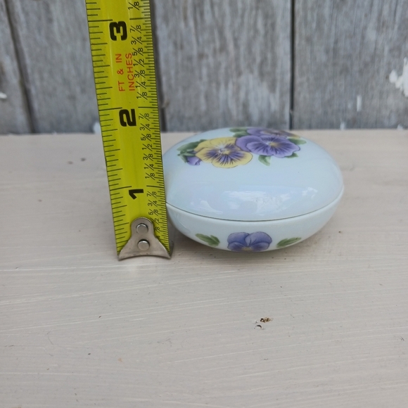 Vtg Lillian Vernon Porcelain Collector’s Box White Pansies Cottagecore Trinket - Picture 9 of 9